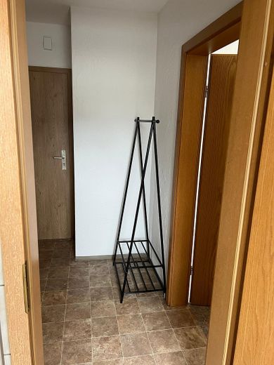 Vollmöblierte 1-Zimmer-Wohnung in ruhiger Umgebung – Flur