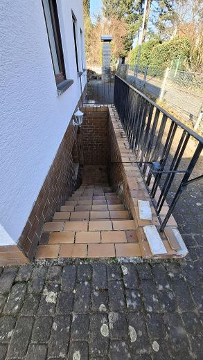 Maison bifamiliale avec jardin mature + 2 garages dans un bon emplacement, sans commission pour l’acheteur – Kellerabgang außen