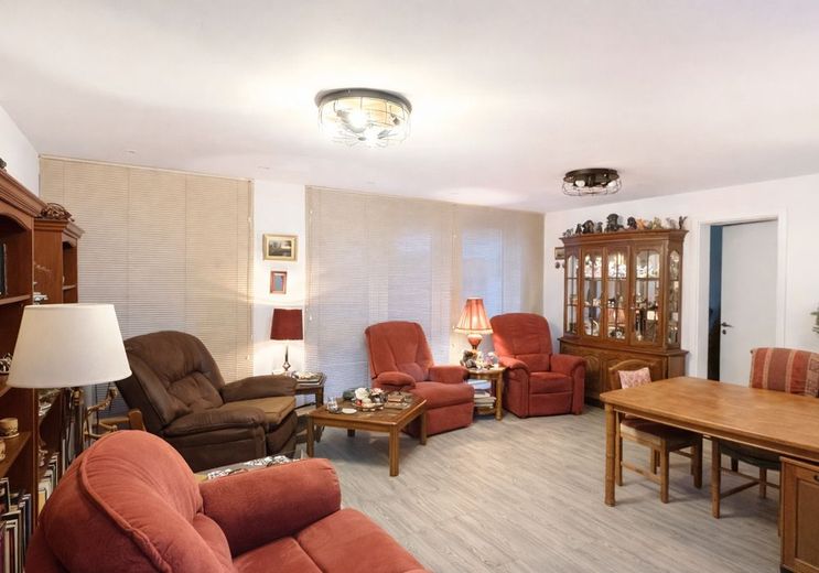 Gevelsberg-Stadtmitte: Kapitalanlage Neuw. Eigentumswohnung, vermietet mit Garten und TG-Stellplatz – Wohn- und Esszimmer
