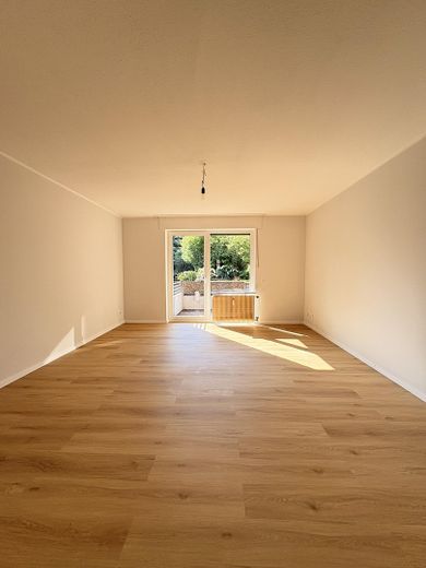 Helle 1,5-Zimmer Wohnung mit Einbauküche in EG, Alsfeld – Wohnraum - Balkon