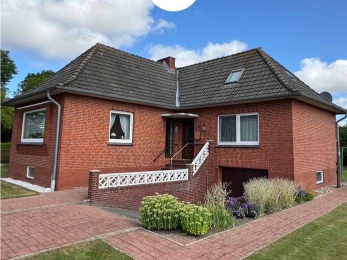 Leben auf einer Warft!
Vollunterkellerter Winkelbungalow in schöner Lage! – Foto 1