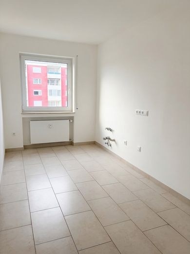 Moderne, zentrale 2-Zimmer-Wohnung mit Balkon, Aufzug & EBK – direkt am Bahnhof - ab 01.10.26 frei – Küche