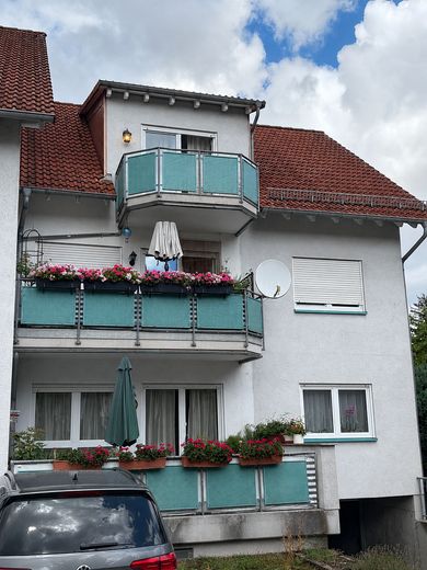 Attraktive 3-Zimmer-DG-Wohnung mit Balkon, TG & Stellplatz in Mühlhausen-Rettigheim – Hausrückseite mit Balkon