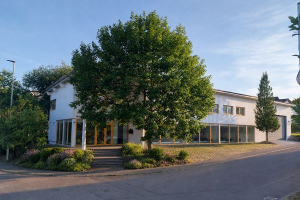 Wohnen & Arbeiten unter einem Dach – 479 m², 2 Wohnungen, Büros + Halle und Garten