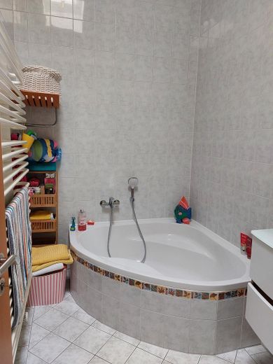 Gut gepflegtes Reihenhaus mit Grasdach – Eckbadewanne