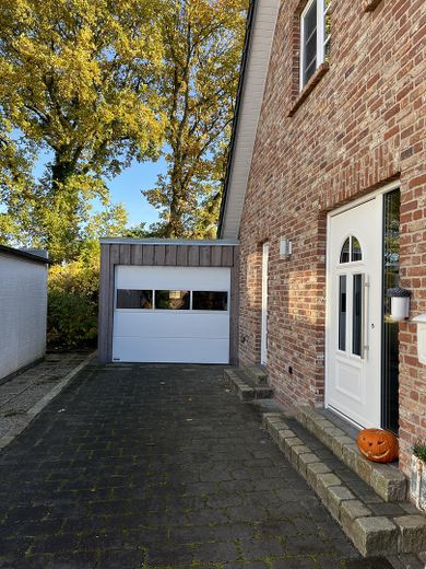 Auffahrt mit Garage