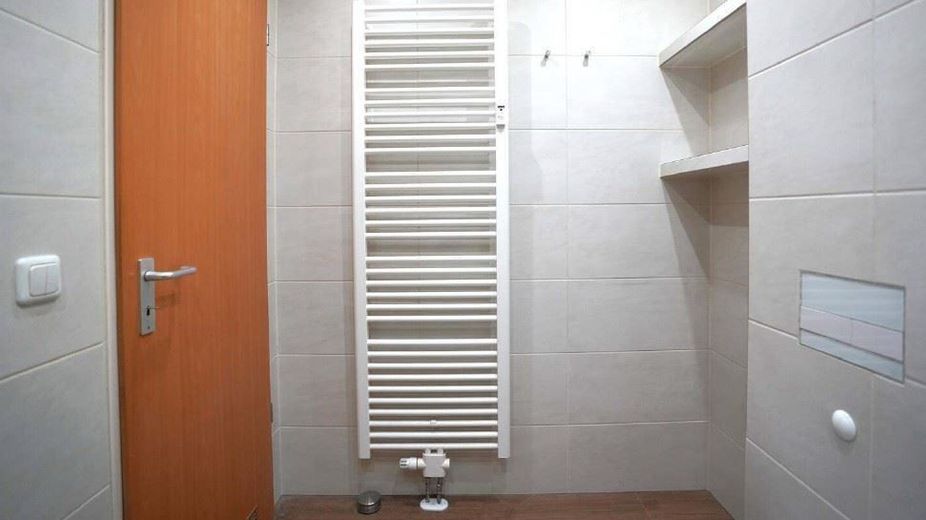 Zweitbezug! Große 3-Zimmer mit Tiefgarage, EBK, Balkon und Wanne am See! – Bad