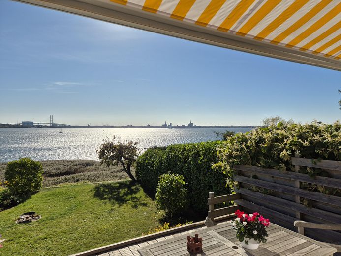 Exklusives Wohnhaus im Seebad Altefähr auf Rügen – Auf der Terrasse 