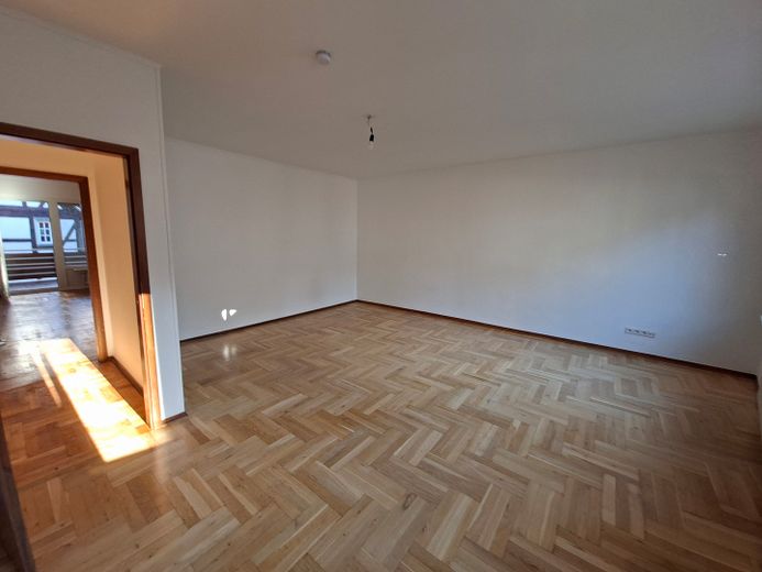 Ampio appartamento di 2 locali con balcone e parquet – ca. 91 m² in posizione centrale a Schotten – Foto 5