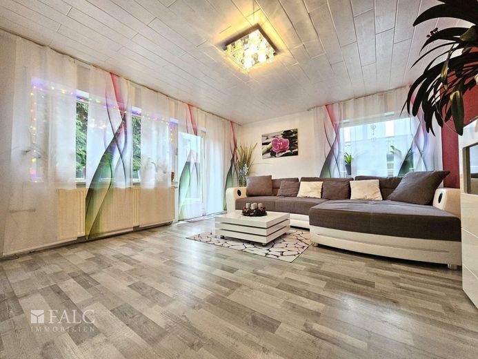 Mehrgenerationenhaus mit Wohlfühlfaktor und viel Raum zur Entfaltung – Wohnzimmer UG