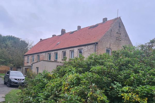 Investmentchance auf Rügen: Mehrfamilienhaus + ca. 3.087 m² Grundstück, Wasser-/Ostseenähe