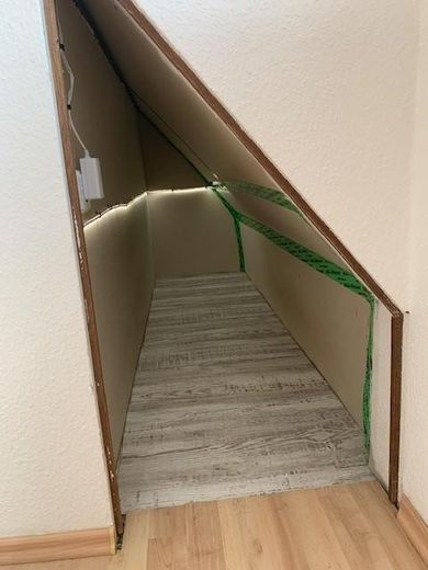 Grünhain'de satılık geniş, tam mobilyalı 2,5 odalı daire – kleiner Lagerplatz / Abseite