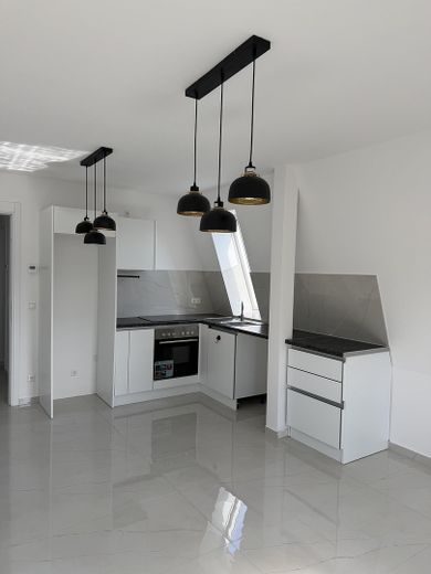 Moderno appartamento di nuova costruzione in posizione tranquilla e centrale a Berlino-Gropiusstadt! – Wohnzimmer + Küche