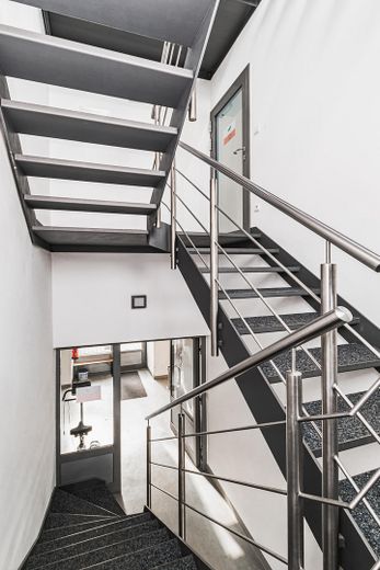 Representatieve bedrijfslocatie met showroom, productie, werkplaats en opslaghal te huur – Treppenhaus