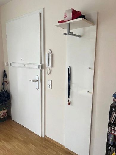 Vivienda acogedora en la ladera: luminosa, tranquila, accesible, con jardín y balcón – Garderobe neben dem Eingang 