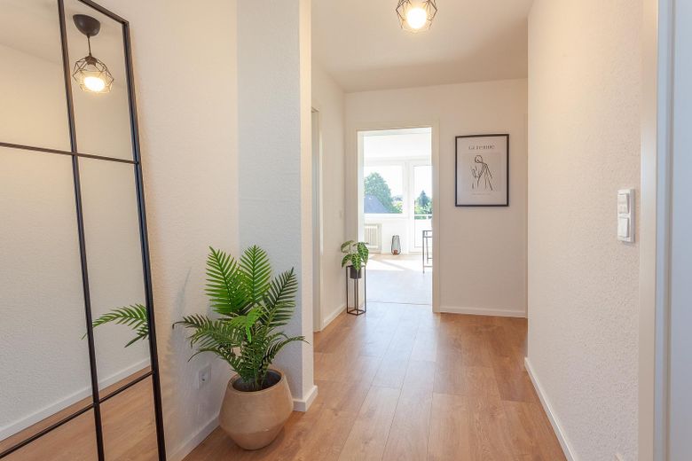 Frisch renovierte 3-Zimmer Eigentumswohnung mit Südbalkon und Aufzug – Eingangsbereich