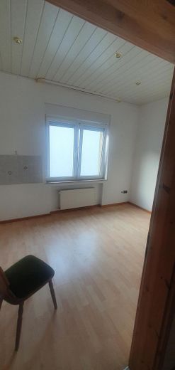 Dom wielorodzinny z lokalem użytkowym w najlepszej lokalizacji   Taras/Garaż/tereny otwarte itp... przy głównej ulicy – Küche 1.OG