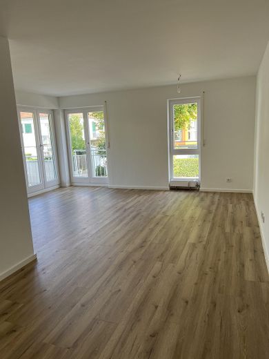 Frisch renovierte 2-Zimmer-Wohnung mit neuer Einbauküche und Balkon in Sendling-Westpark – Wohnzimmer