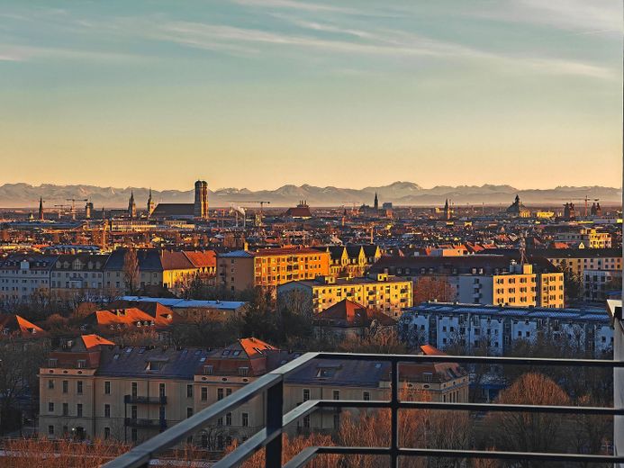 PROVISIONSFREI: Munich's Iconic View – The Ultimate Penthouse – Blick Schlafzimmer Terrasse
