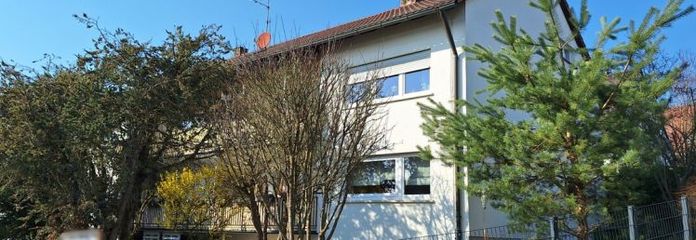 Attraktives Anlageobjekt!
Mehrfamilienhaus mit 4 Wohnungen und Garagen
