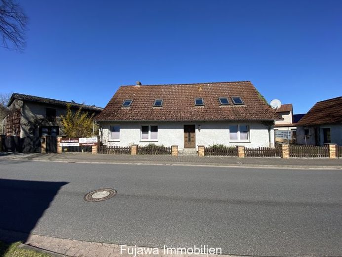 sanierungsbedürftiges Haus mit Garage und Nebengebäude günstig zu verkaufen – Foto 1