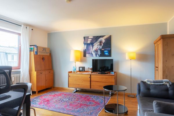 SENZA PROVVIGIONE: gioiello urbano di Schwabing – luminoso appartamento di 2 locali all'ultimo piano, balcone e ascensore