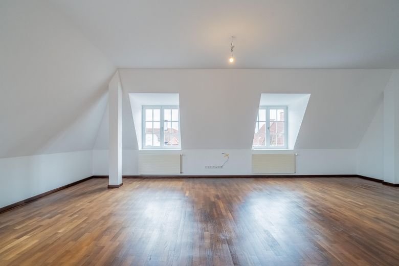 Moderne Dachterrassen-Maisonette-Wohnung mit denkmalgeschütztem Altbauflair – Wohn-/Essbereich (leer)
