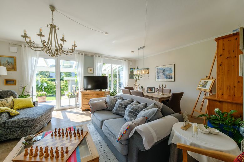 Oberneuland: Like-new end-of-terrace house with green views, roof terrace – commission-free – Wohnen, Essen und Küche