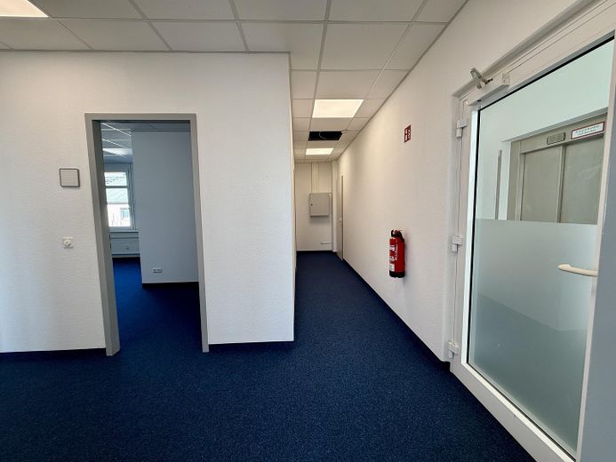 Moderne Büroeinheit mit 3 hellen Räumen unweit Spandauer Arcaden – Flur