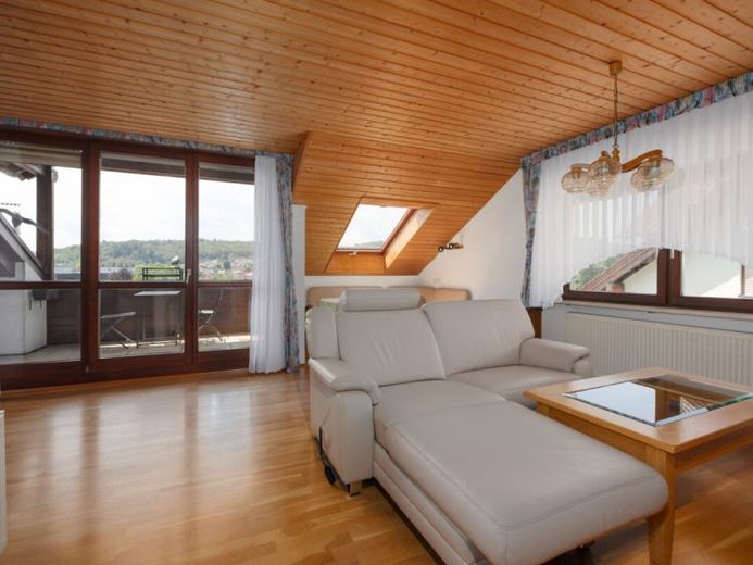 Gepflegte 3-Zimmer-Dachgeschosswohnung mit Balkon und Garage im OT Königsbach! – Foto 1