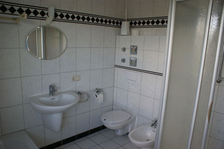 Bad im EG (Wbecken, WC, Bidet)