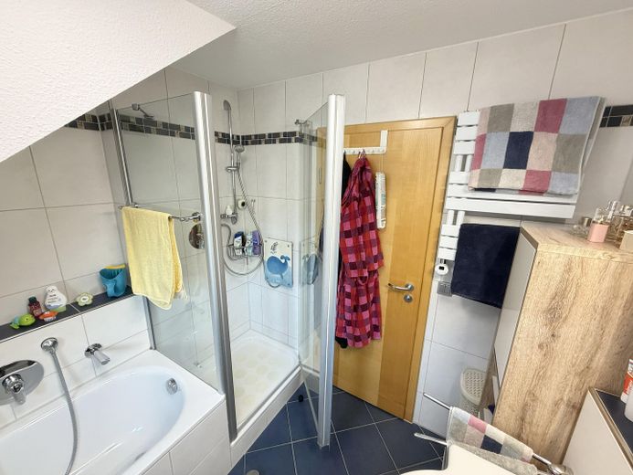 Maisonette mit Weitblick – 2 Balkone, Studio & Tiefgarage am ruhigen Ortsrand (provisionsfrei) – Bad / Dusche