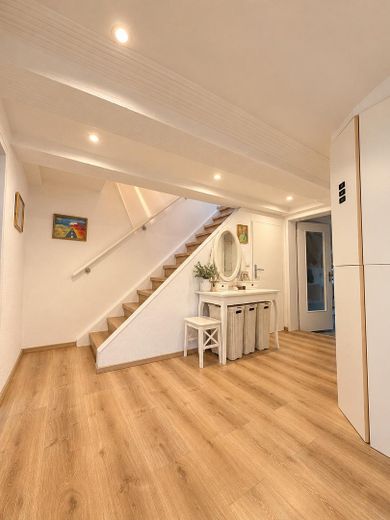 Fully renovated family home with a stunning conservatory, photovoltaic system, heat pump & large outbuilding – Diele EG c