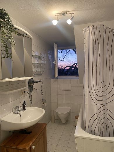 Helle 62 m² Galeriewohnung mit Einbauküche & Stellplatz in Weingarten – Badezimmer