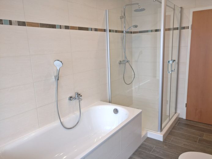 Bad mit Wanne und Dusche