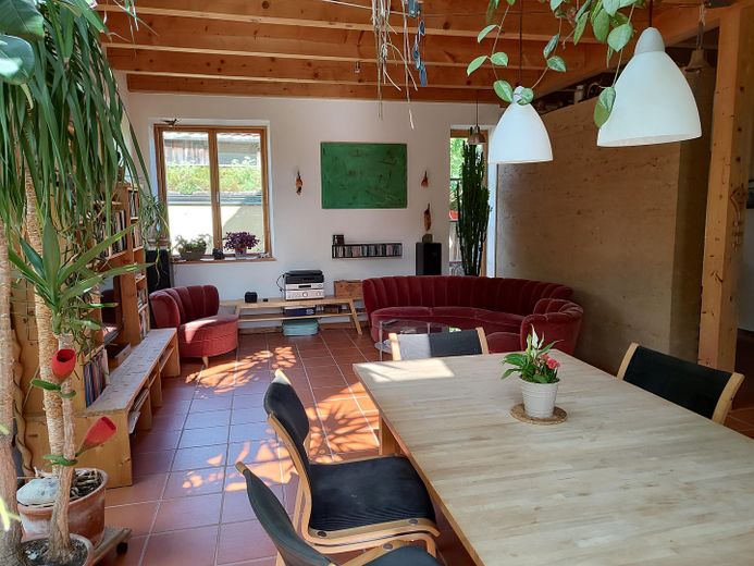 Ökologisch nachhaltiges Niedrigenergiehaus - gesund wohnen mit Lehm – Ess- und Wohnbereich