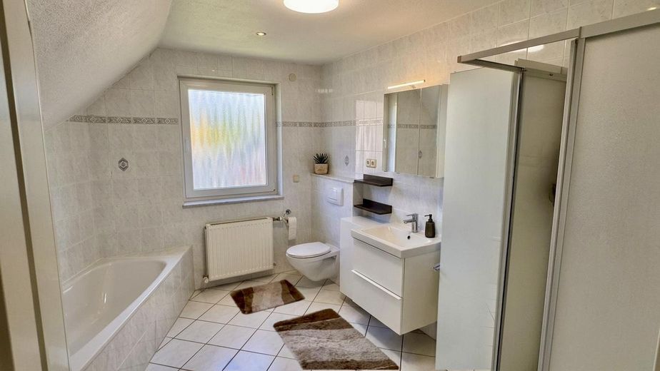 Vollbad mit Dusche im OG