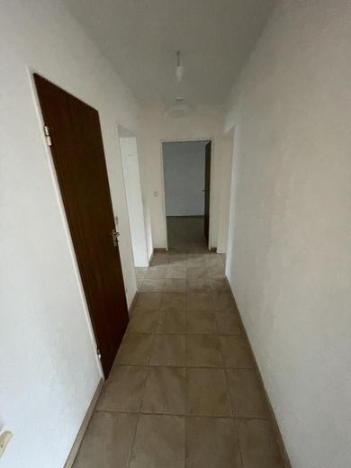 Appartamento di 3 locali con balcone in posizione tranquilla – Flur