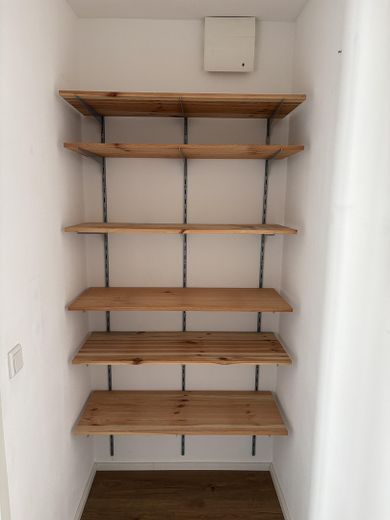 120 m² Familienwohnung mit XXL-Balkon, Doppelgarage, Wallbox, nahe Ingolstadt – Speis mit Regalböden