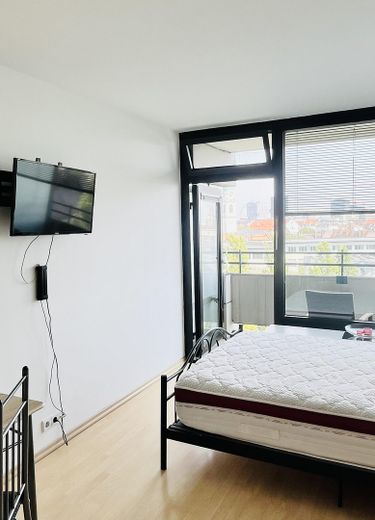 Erbpacht! Von Privat! Ohne Provision! Möbliertes Apartment m. Balkon inkl. TG-Platz, ab sofort – Wand-Flach-TV