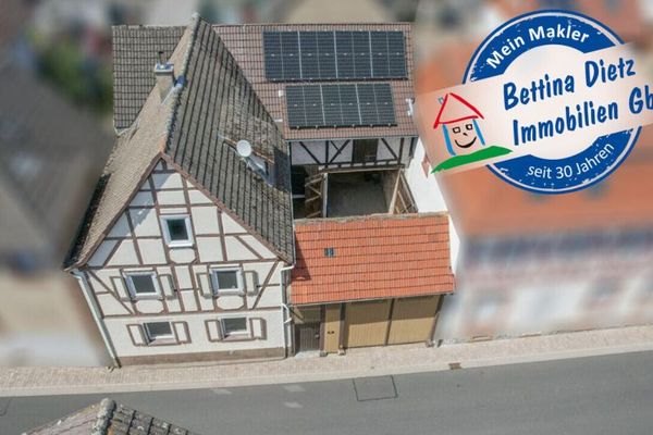 DIETZ: Casa a graticcio modernizzata con edificio accessorio - impianto fotovoltaico con accumulatore - a Schaafheim, frazione di Mosbach!
