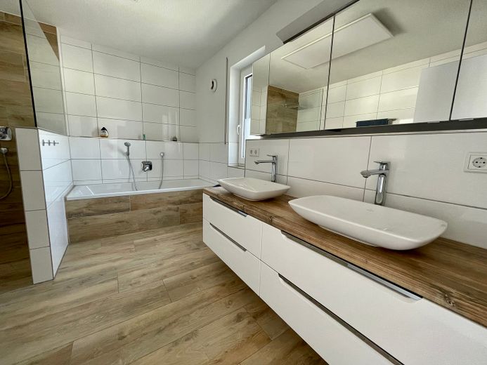 Neuwertiges und modernes Haus in Traumlage – Foto 22