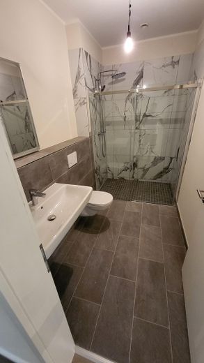 Top ground-floor 5-room KfW apartment with kitchen and balcony in a prime location in Wiesbaden Mitte – Badezimmer 1