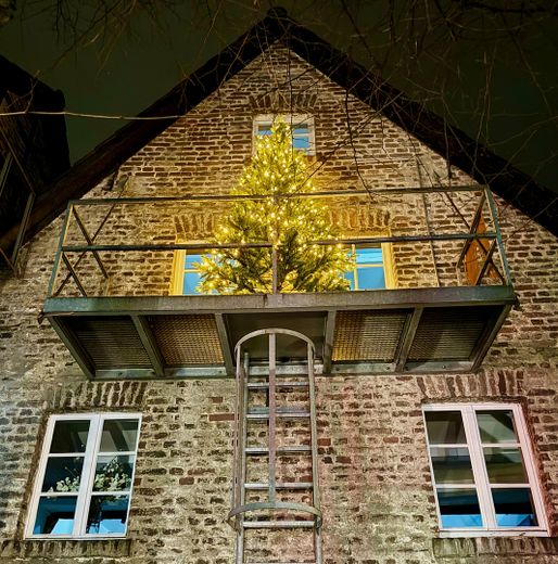Die Buchmühle: Ubicación para eventos y negocios · Sala de exposición · Loft y diseño · Bienestar – Giebelseite mit Fluchtbalkon 