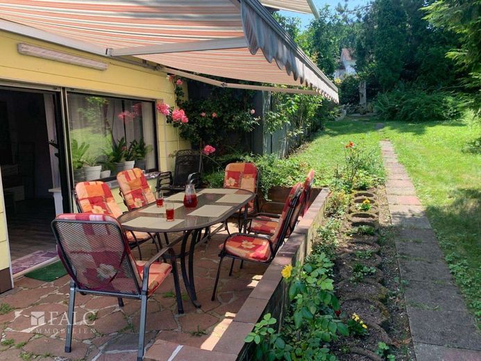 Mehrgenerationenhaus mit Wohlfühlfaktor und viel Raum zur Entfaltung – Terrasse