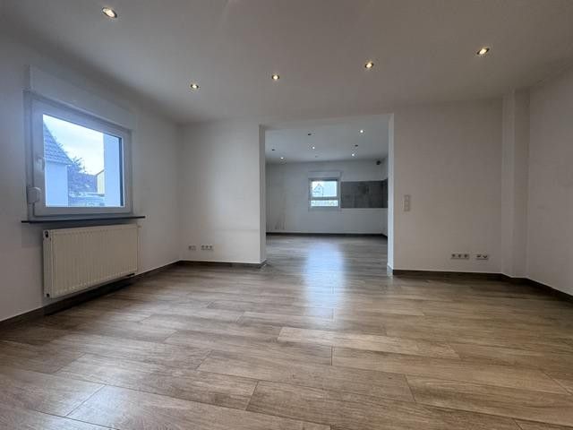 منزل شبه منفصل بحديقة واسعة، ومرأب مزدوج وغير ذلك الكثير في 61197 Florstadt-Stammheim – Wohnzimmer EG