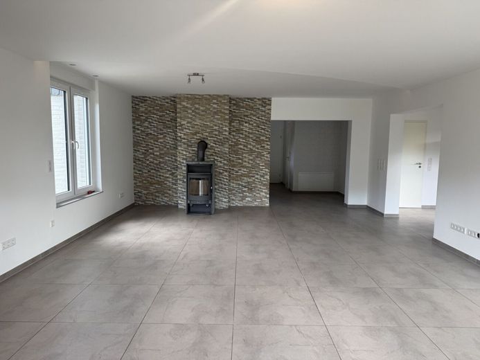 Moderner Wohntraum mit Einliegerwohnung und großer Sonnenterrasse im Speckmantel von Stadthagen – Kamin