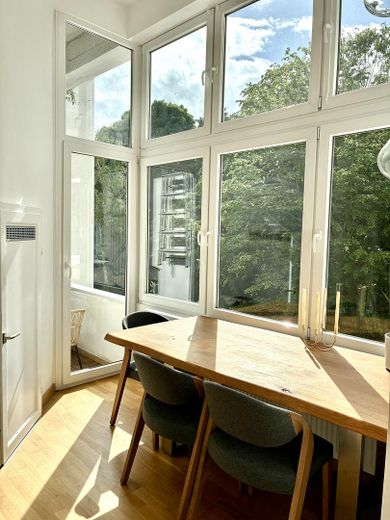 Provisionsfrei - wunderschöne, vermietete Altbauwohnung m. 3 Zimmern, heller Wohnküche, Balkon – Esszi.m.Blick Garten/Balkon 
