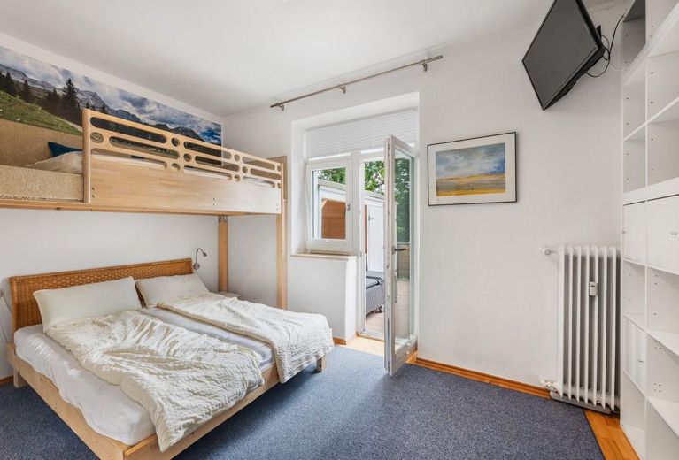 Großzügige 4,5-Zi.-Wohnung (175 m²) mit Dachterrasse & Wallbergblick in Bad Wiessee – Gast mit Schlaf-Podest