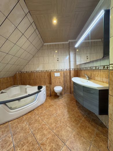 Nowoczesny dom z osłoniętym ogrodem, dużym tarasem i dużą ilością dodatkowej przestrzeni – Vollbad OG